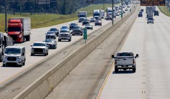 Antes de la llegada prevista a tierra del huracán Milton, el tráfico vehicular fluye hacia el norte desde Florida por la carretera interestatal 75, en Adel, Georgia.