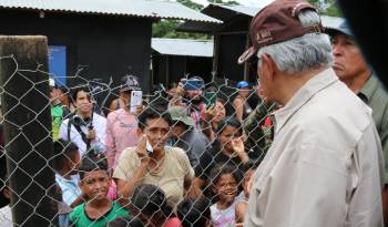 Fotografía de archivo del 28 de julio de 2024 del presidente de Panamá, José Raúl Mulino (d), saludando a migrantes en el albergue de Lajas Blancas, en Darién.