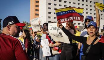 Venezolanos participan de una manifestación tras las elecciones presidenciales del domingo en las que el Consejo Nacional Electoral (CNE) dio como ganador a Nicolás Maduro, el 2 de agosto de 2024, en la ciudad de Tijuana, estado de Baja California.