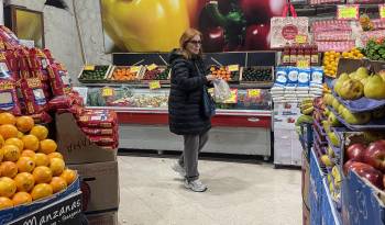 Fotografía de archivo en la que aparece una persona mientras realiza compras en un supermercado.