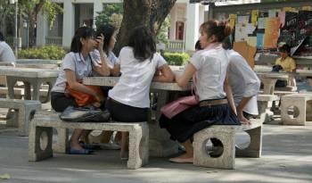 Fotografía de archivo de estudiantes en la Universidad de Chulalongkorn.