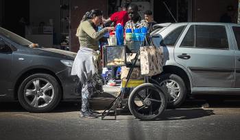 Fotografía de archivo de una mujer que vende comida en un puesto ambulante en una calle en el Barrio de Flores, el 3 de octubre 2023, en Buenos Aires (Argentina).