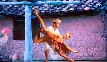Muestra artística y folclórica de bailarines del Ballet Nacional de Panamá.