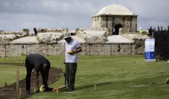 El arqueólogo Tomás Mendizabal (d) trabaja en el Fuerte San Lorenzo en ciudad de Panamá.