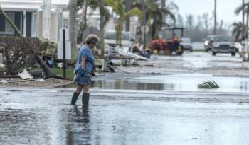 Una mujer camina por una calle inundada tras el paso del huracán Milton en Bradenton, Florida, EE.UU., el 10 de octubre de 2024.