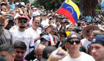 Ciudadanos asisten a una manifestación de apoyo al candidato a la presidencia de Venezuela Edmundo González Urrutia este martes, en Caracas.