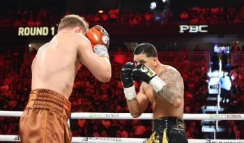 El mexicano Saúl 'Canelo' Álvarez (i) venció por votación unánime al puertorriqueño Edgar Berlanga en el T-Mobile Arena en Las Vegas.