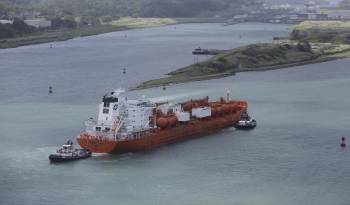 Imagen de archivo donde se ve un buque transitando por el lago Gatún durante el cruce del Canal de Panamá.