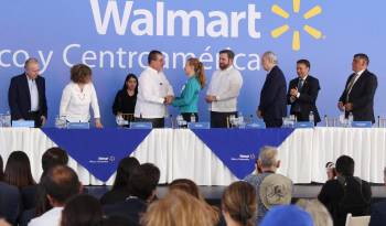 AME7994. CIUDAD DE GUATEMALA (GUATEMALA), 22/05/2024.- El presidente de Guatemala, Bernardo Arévalo, estrecha la mano de Cristina Ronski, CEO de Walmart, durante el inicio oficial de la construcción de una nueva tienda Walmart en Mixco.