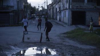 Imagen de archivo de varios jóvenes juegando fútbol durante un apagón en el municipio Cerro, en La Habana.