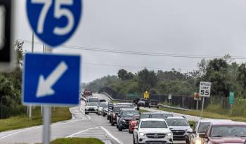 Antes de la esperada llegada a tierra del huracán Milton, una gran corriente de tráfico de evacuación se mueve lentamente hacia el sur desde el noroeste de Florida por la carretera interestatal 75, en Naples, Florida.