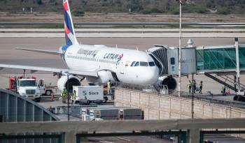 Fotografía de un avión en el Aeropuerto Internacional de Maiquetía Simón Bolívar, este miércoles en La Guaira.