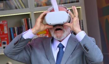 El presidente de Brasil, Luiz Inácio Lula da Silva, reacciona al usar gafas de realidad virtual este martes 27 de agosto de 2024, durante la presentación de las furgonetas MovCEU, parte del equipamiento cultural itinerante del 'Programa Territorios Culturales', afuera del Palácio del Planalto en Brasilia, Brasil.