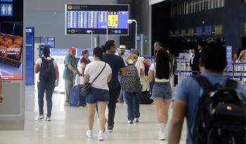 Foto que muestra a pasajeros caminando al interior del Aeropuerto Internacional de Tocumen.