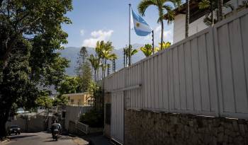 Fotografía de la sede de la Embajada de Argentina el 27 de marzo de 2024 en Caracas (Venezuela).