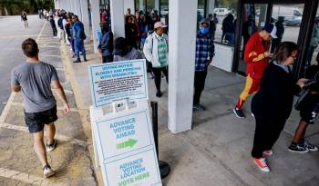 Personas esperan en fila para emitir su voto durante el primer día de votación anticipada en Georgia para las elecciones presidenciales de EE.UU. en la Oficina principal de Registro de Votantes y Elecciones del Condado de Dekalb en Decatur, Georgia.