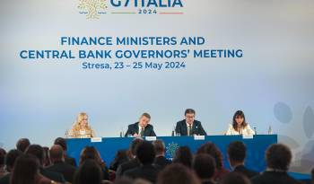 El ministro de Economía italiano, Giancarlo Giorgettitresa ((2d) y el gobernador del Banco de Italia,Fabio Panetta (2i) durante la rueda de prensa este sabado en la reunión de ministros de Finanzas del G7 en la lacalidad italiana de Stresa.