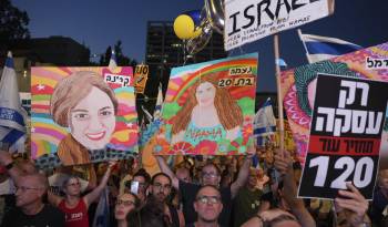 Miles de personas participan en una protesta este sábado contra el Gobierno del primer ministro, Benjamín Netanyahu, en la plaza de la Democracia de Tel Aviv (Israel).