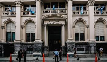 Fotografía de archivo que muestra la fachada del Banco Central de La República Argentina.