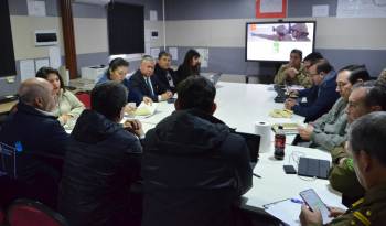 FotografÍa cedida por el Ministerio del Interior, de una sesión del Consejo de Seguridad Fronteriza con distintas entidades, este jueves en Colchane (Chile).