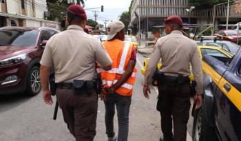 La Alcaldía de Panamá empezó a tomar cartas en el asunto con el arresto de personas involucradas en el cobro ilegal de estacionamientos.