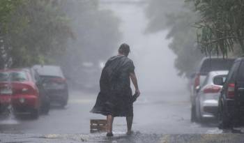 El SMN ha precisado que el fenómeno meteorológico se desplazaba hacia el nornoroeste, a 7 kilómetros por hora (km/h), con vientos máximos sostenidos de 85 km/h.