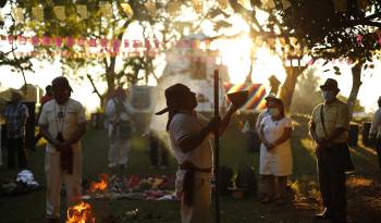 Fotografía del 22 de enero de 2022 de indígenas salvadoreños durante en un ritual en Izalco (El Salvador).