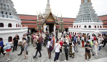 Turistas extranjeros visitan el Templo del Buda Esmeralda en el complejo del Gran Palacio de Bangkok.