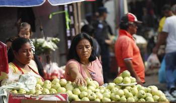 Una vendedora ambulante de frutas ofrece sus productos este miércoles en el centro de San Salvador (El Salvador).