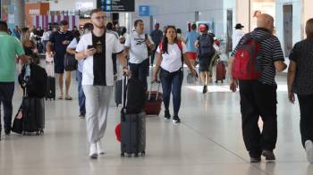 Pasajeros en tránsito por el Aeropuerto Internacional de Tocumen, considerado el “hub de las Américas”.