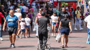 Personas caminan por una avenida de la ciudad de Panamá, país que también fue analizado por la Cepal.