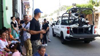 Migrantes se agrupan en una estación migratoria en Tapachula. Activistas y albergues de la frontera sur de México perciben una disminución de migrantes en la zona.