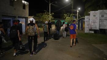 Un grupo de migrantes esperan para salir en barcos hacía la frontera con Colombia este miércoles, en el corregimiento de Miramar en la provincia de Colón.