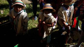 Fotografía de archivo de niños indígenas que participan en un homenaje a la asesinada gobernadora indígena Cristina Bautista junto a cuatro guardias, en la vereda la Luz de Tacueyó, Cauca.