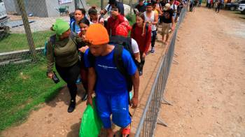 Migrantes llegando a albergue en Darién