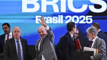 El miércoles, 26 de febrero, el presidente de Brasil, Luiz Inácio Lula da Silva (c) intervino en una reunión del foro BRICS con duras y veladas críticas a muchas de las políticas que ha adoptado en las últimas semanas el mandatario estadounidense, Donald Trump.