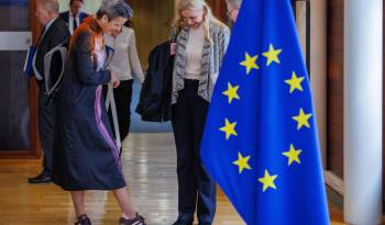 La vicepresidenta de la Comisión Europea y responsable de la política de Competencia, Margrethe Vestager (I), y la comisaria de Energía, Kadri Simson (D), este miércoles en Bruselas.