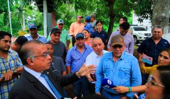 El ministro Augusto Valderrama habla con los arroceros en los predios del Mida.