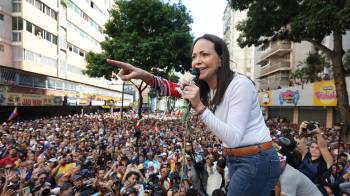 La líder antichavista María Corina Machado pronuncia un discurso este jueves, en una manifestación en Caracas (Venezuela).