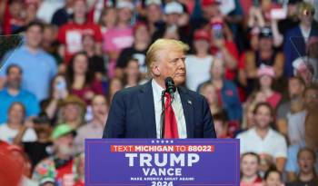 El candidato presidencial republicano Donald Trump habla en su primera manifestación conjunta con el candidato republicano a la vicepresidencia, el senador JD Vance, en Michigan, EE.UU.