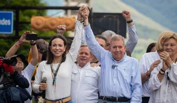 Fotografía de archivo del 30 de julio del 2024 donde se observa a la líder opositora venezolana María Corina Machado (i) con el abanderado del mayor bloque opositor, la Plataforma Unitaria Democrática (PUD), Edmundo González Urrutia, en una manifestación en Caracas.