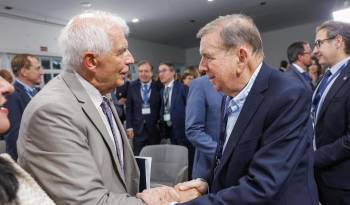 El alto representante de la Unión Europea (UE) para Asuntos Exteriores y Política de Seguridad, Josep Borrell, y el líder opositor venezolano Edmundo González (d) se saludan en un evento en O Grove, Pontevedra, España.