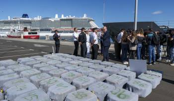 La Policía Nacional y la Armada han interceptado a 900 kilómetros al noroeste de Canarias un pesquero panameño cargado con 4.500 kilos de cocaína que, presuntamente, se iba a ser desembarca en las Rías Baixas, en Galicia.