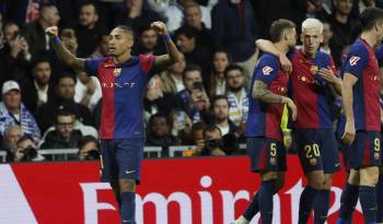 El delantero del FC Barcelona Raphinha (i) celebra tras anotar el cuarto gol de su equipo durante el partido de la jornada 11 de LaLiga EA Sports entre el Real Madrid y el FC Barcelona.