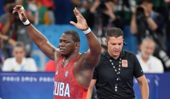 El luchador cubano Mijain López celebra la victoria ante el luchador chileno Yasmani Acosta en la final de Lucha Grecorromana de los Juegos Olímpicos París 2024.