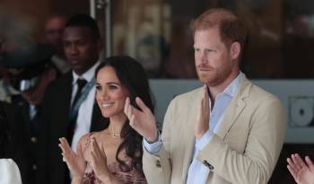 El duque y duquesa de Sussex, el príncipe Enrique (d) y Meghan, asisten a un acto este jueves.