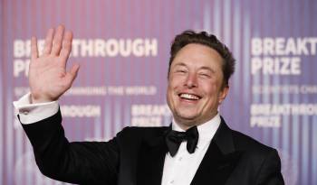El consejero delegado de Tesla Motors, Elon Musk, saluda a la llegada para la décima versión del premio Breakthrough el sábado 13 de abril de 2024, en Los Ángeles, Estados Unidos.