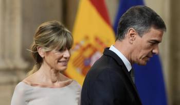 Fotografía de archivo del presidente del Gobierno, Pedro Sánchez (d), junto a su mujer Begoña Gómez (i).