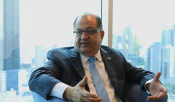 El director global de la Práctica Global de Pobreza y Equidad del Banco Mundial, Luis Felipe López-Calva, habla durante una entrevista el 25 de junio de 2024 en la Ciudad de Panamá.