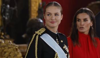 La reina Letizia y la princesa de Asturias, Leonor de Borbón presiden la recepción con motivo del día de la Fiesta Nacional de España, celebrada tras el tradicional desfile, este sábado en el Palacio Real de Madrid.